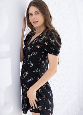 Голая женщина раздвигает красивые ножки