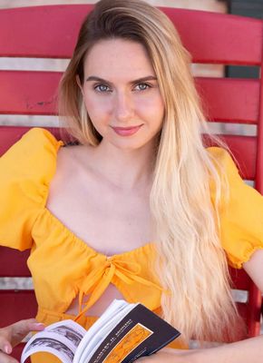 Изящная дамочка с плоскими титьками снимает платье