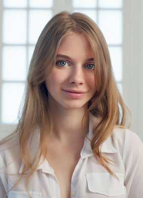 Милашка в рубашке и чулках встала раком