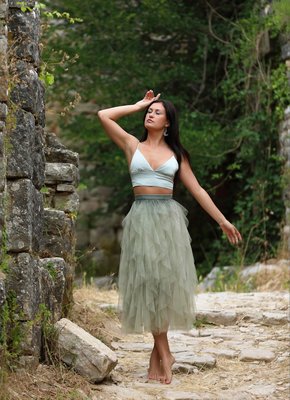 Брюнетка без трусов оголила упругую попу