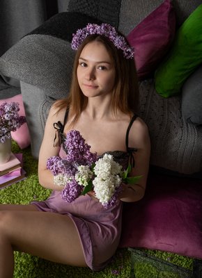 Милашка в пеньюаре показала бритую писю