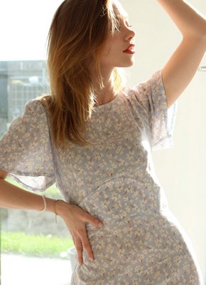 Элегантная красавица снимает кружевное белье