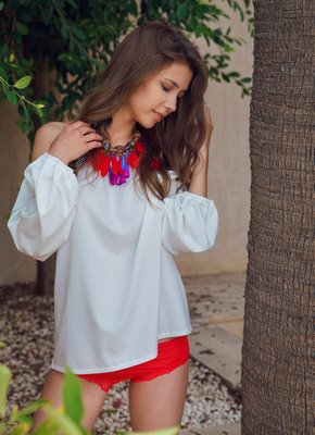 Горячая красотка мастурбирует перед камерой