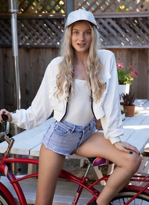 Дерзкая блондинка оголила упругую попку