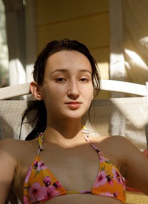 Мокрая девка оголила маленькие титьки