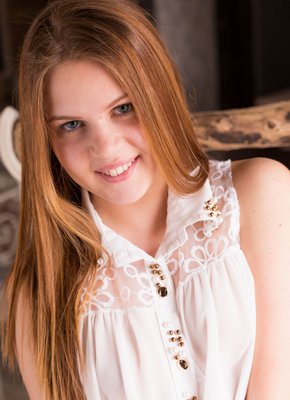 Пышная шатенка с большой жирной жопой