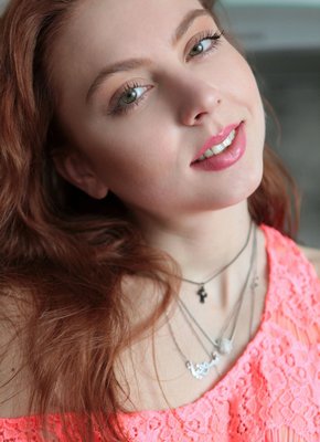 Рыжая девушка с грудью нулёвкой