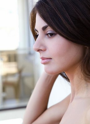 Голая брюнетка кайфует в джакузи