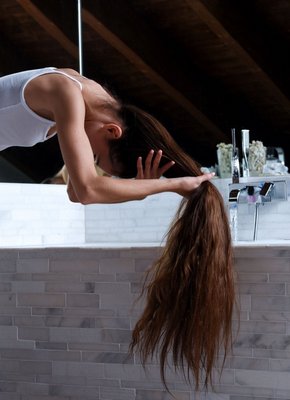 Голая девушка в мыльной пене в ванной