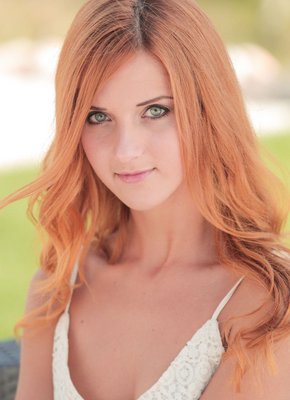 Рыжая милашка сняла платье и прогнулась раком