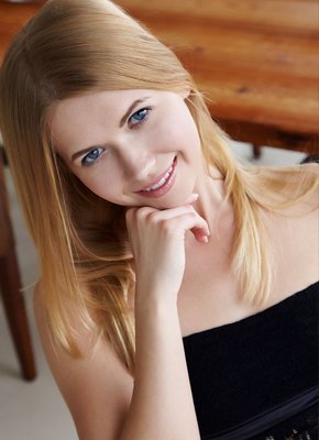 Сладкая блондинка без трусиков в красных туфлях