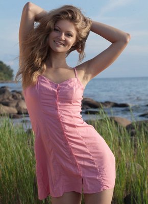 На природе показала красивую писю и попу