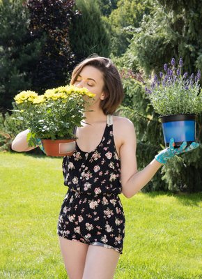 Развратная девушка работает голой в саду