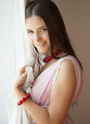 Бейба с классной попкой лежит на кровати