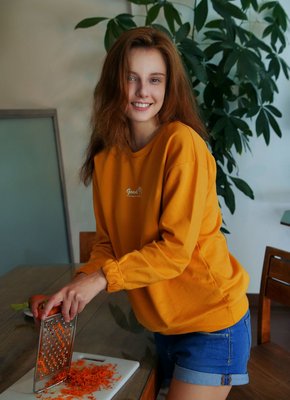 Рыжая девица с большой морковкой в мокрой писе