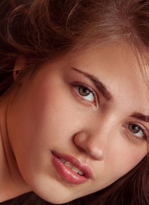 Молодая детка с гладкой пухлой киской