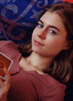 Худышка в платье трогает письку пальцами