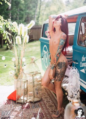 Девушка с татуировками сняла джинсы