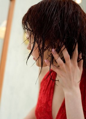 Голая девка с мокрыми волосами