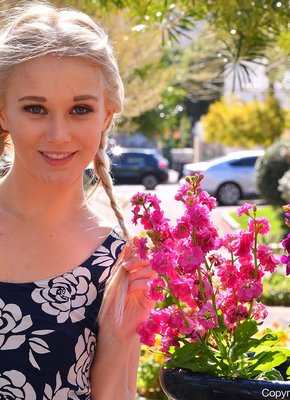 Молодая блондинка засветила трусики под платьем