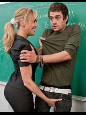 Горячая тетка в классе отдалась студенту